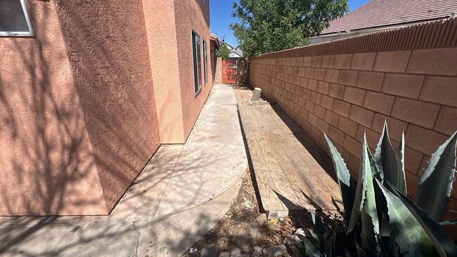 Building Photo - East Palmdale Home