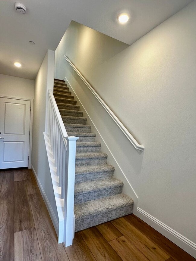 Building Photo - New Luxury Townhouse in Saratoga