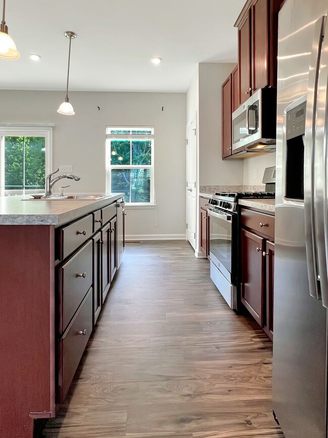 Building Photo - Move-In Ready Townhome with Finished Basem...