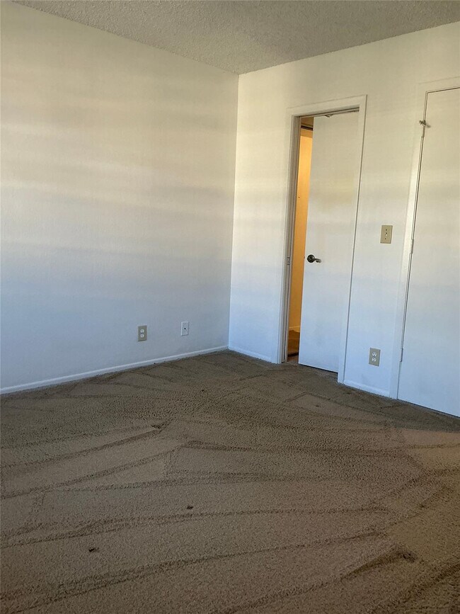 Building Photo - 1530 SE Royal Green Cir