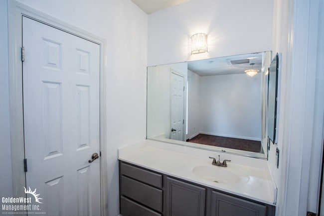 Building Photo - Spacious Home with Casita, Pool & Prime Las Vegas Location!