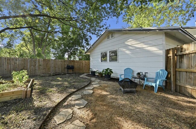 Building Photo - 2208 Deadwood Dr