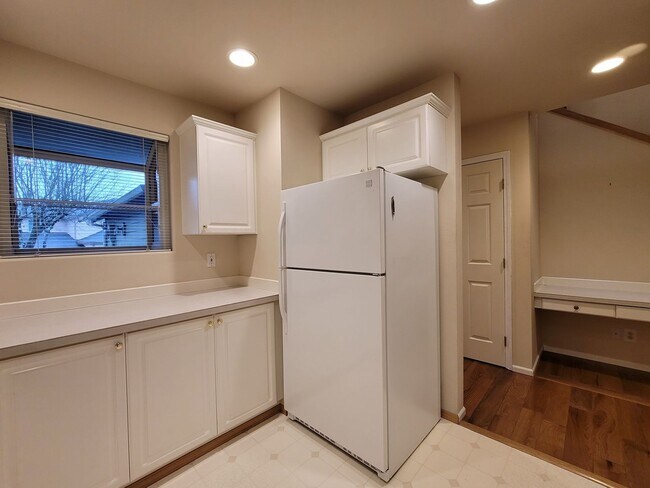 Building Photo - 2 Bedroom Townhome in Desirable Summerwind!