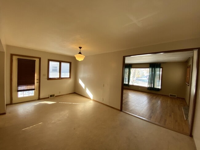 Building Photo - 710 S 3rd Ave