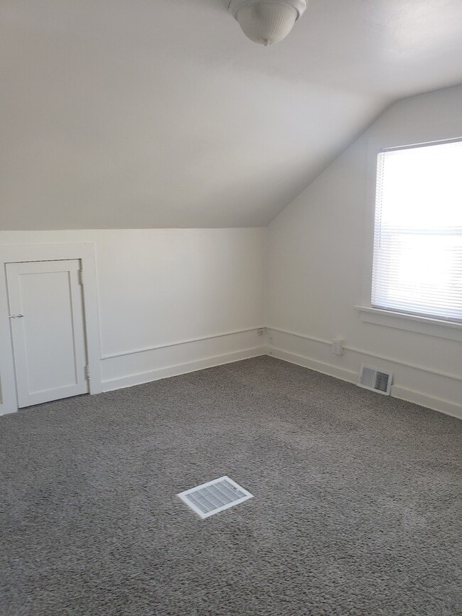 Building Photo - 302 Miles Ave