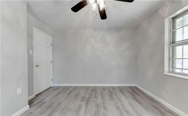 Building Photo - Renovated 3-bedroom House! HOUSING ACCEPTED!