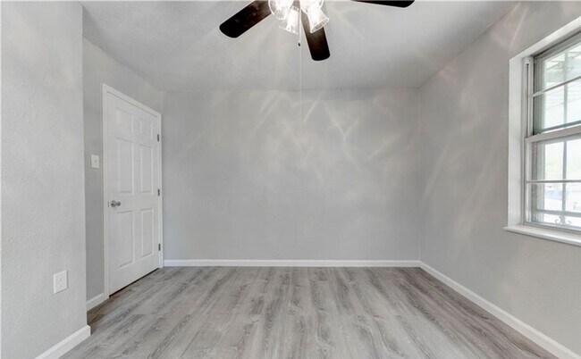 Building Photo - Renovated 3-bedroom House!