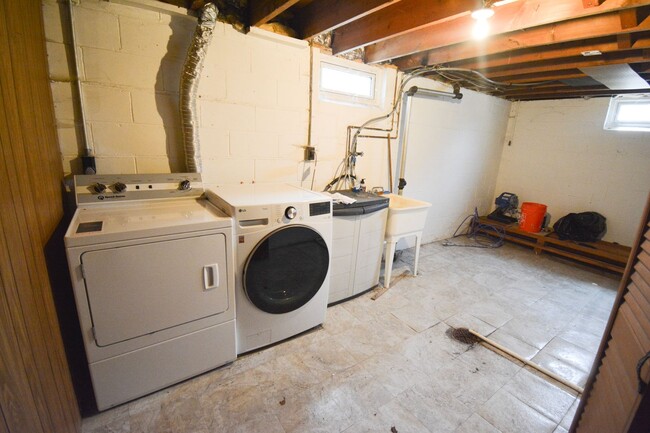 Building Photo - 3 bed 1 bath Available For Rent Near Histo...
