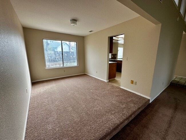 Building Photo - 4 bedroom 3 bathroom in Tracy