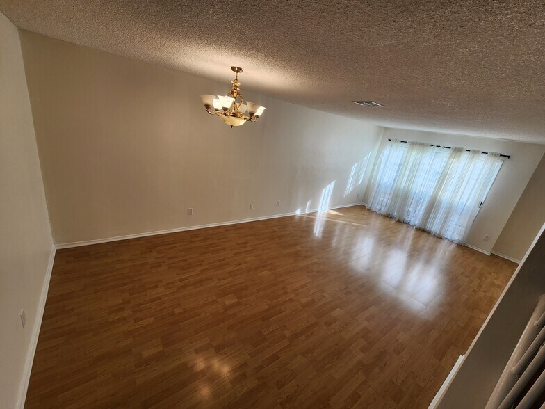 Building Photo - 1118 N Kenmore Ave