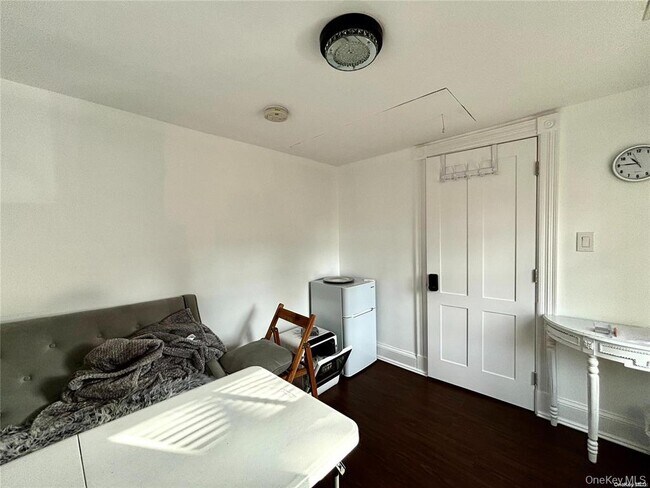 Building Photo - 1433 Old Northern Blvd