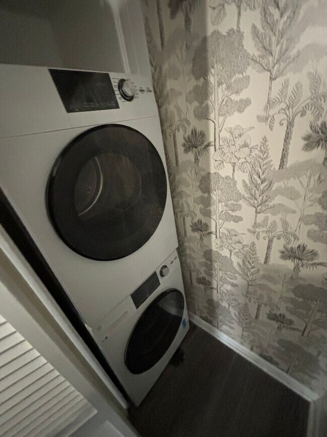 Building Photo - Large Foggy Bottom Beauty - 1+Den + 1 FB