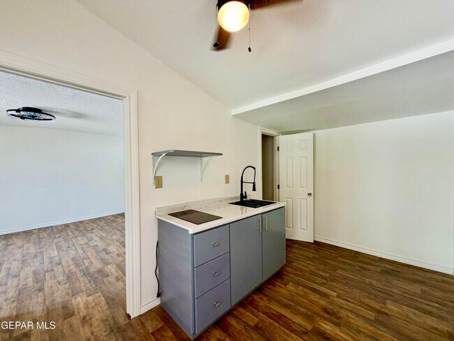 Building Photo - 418 S Estrella St