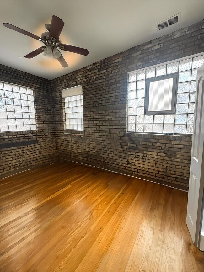 Building Photo - 916 W Belmont Ave