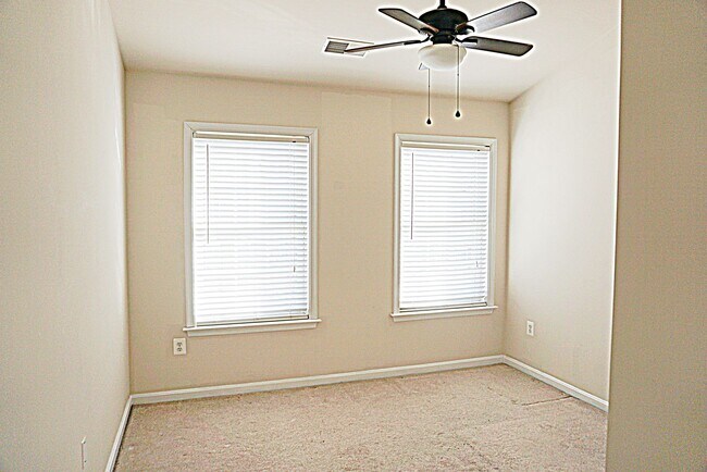 Building Photo - Exquisite Townhouse in Orchard Run Germantown