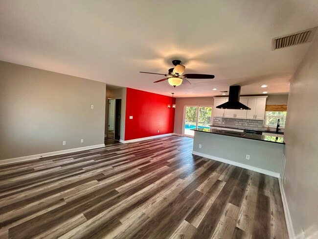 Building Photo - 316 NW Avens St