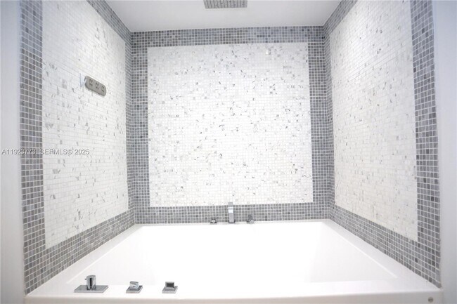 Building Photo - 200 Biscayne Blvd Way