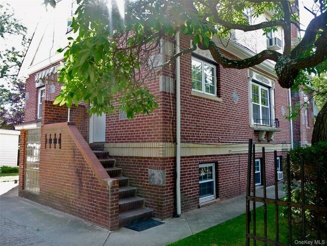 Building Photo - 231 Manorhaven Blvd