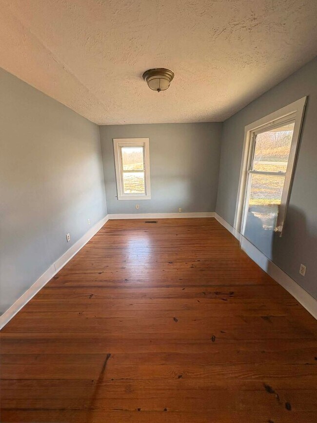 Building Photo - Country Living!