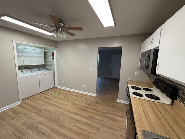 Building Photo - 159 Anderson Ln