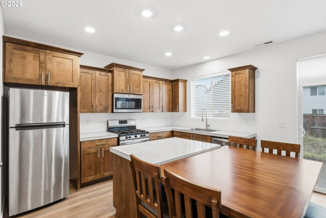 Building Photo - Stunning 3 Bedroom with Bonus Room | Solar Panels, Stainless Steel Appliances & Fenced Backyard