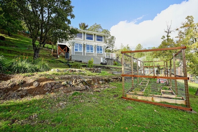 Building Photo - Lovely Two-Story Home With 3 Bedrooms and ...