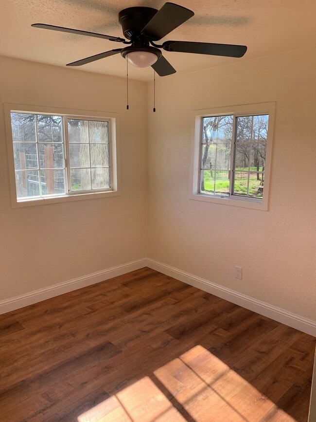 Building Photo - Country Home!