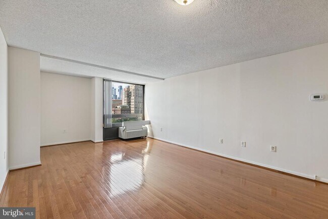 Building Photo - 241 S 6th St