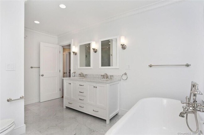 Building Photo - 50 Oak St