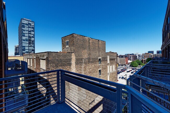 Building Photo - 933 W Van Buren St