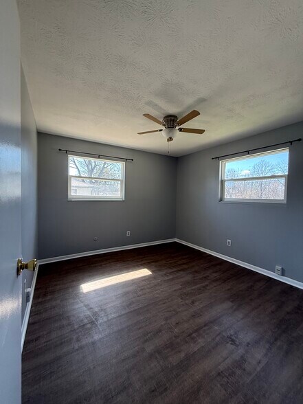 Building Photo - 916 N Avon Ave