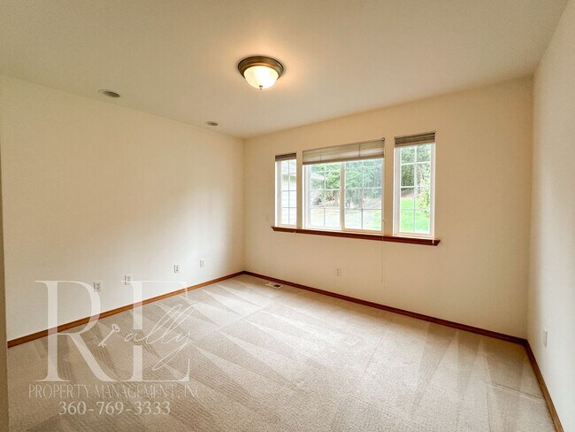 Building Photo - Fantastic Private Lakefront Rambler