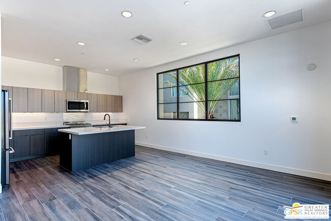 Building Photo - 111 N Palm Canyon Dr