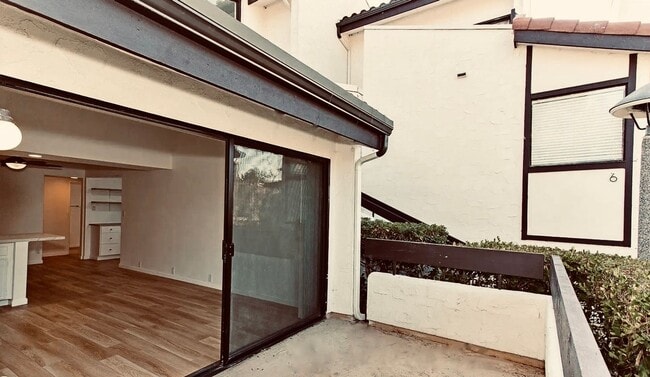 Building Photo - Modern Comfort with Stunning Views in La C...