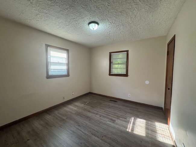 Building Photo - Cute 3 Bedroom Home Available Now