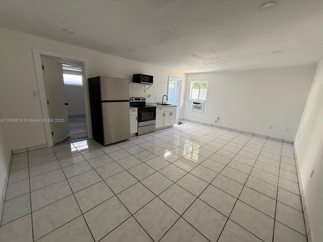 Building Photo - 6931 SW 24th Ct