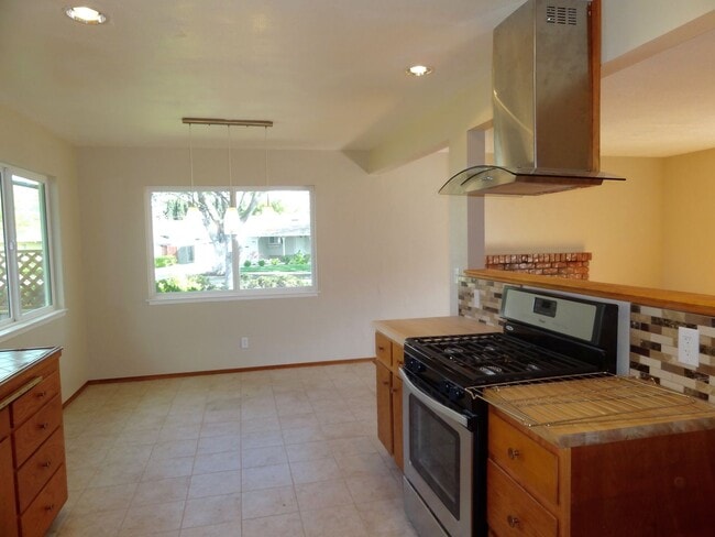 Building Photo - Single-Story Home on a Spacious Corner Lot Near Westgate