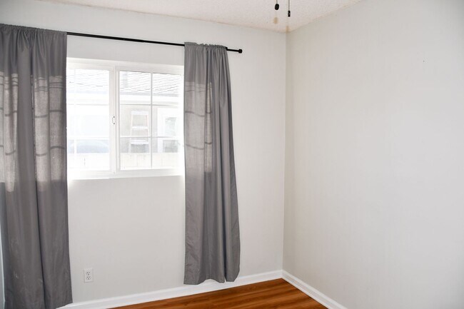 Building Photo - 1210 E Oakmont Ave