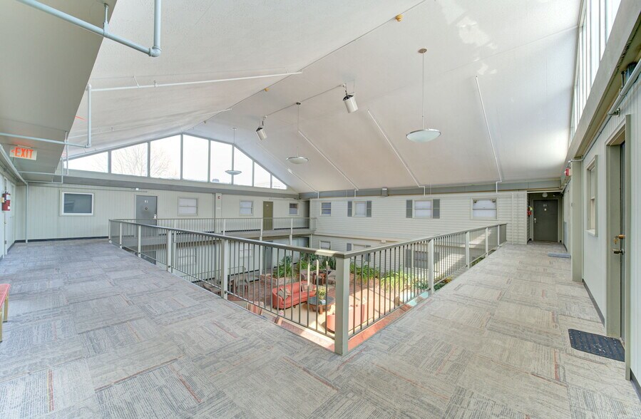 Building Photo - 410 6th Ave SW