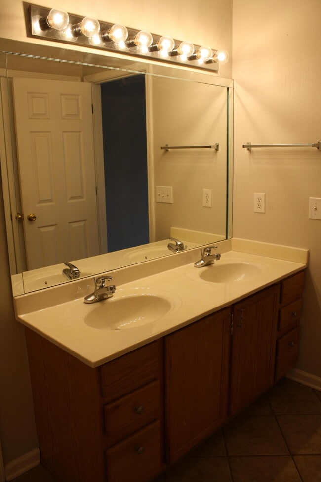 Building Photo - 913 Fieldstone Way