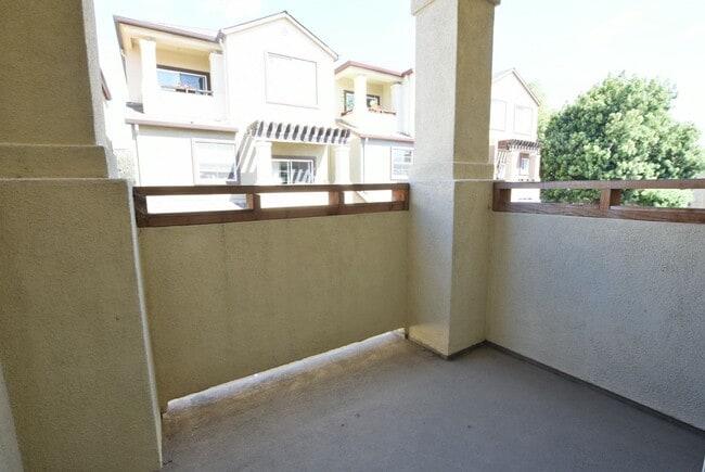 Building Photo - Beautiful and Modern 3 Bedroom 3.5 Bath Tr...