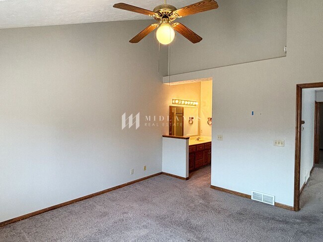 Building Photo - Bellevue Townhome