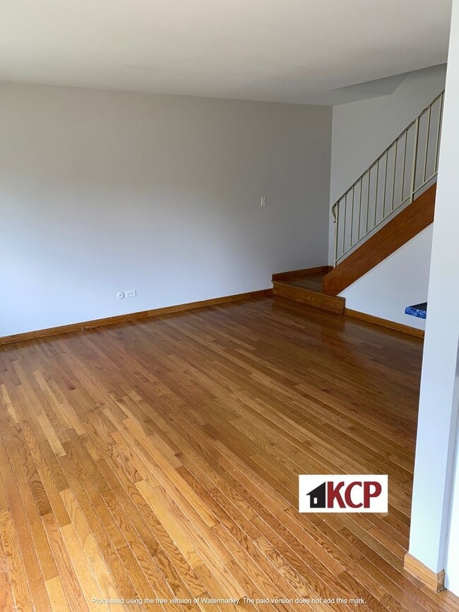 Building Photo - 2/3 Bedroom Townhouse in Gurnee School Dist
