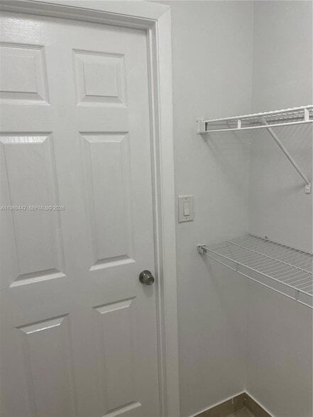 Building Photo - 570 S Park Rd