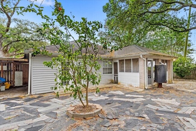 Building Photo - 11027 Oakcrest Dr