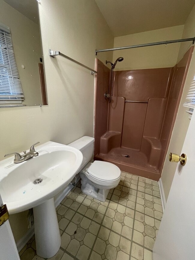 Building Photo - 3 Bedroom Rancher