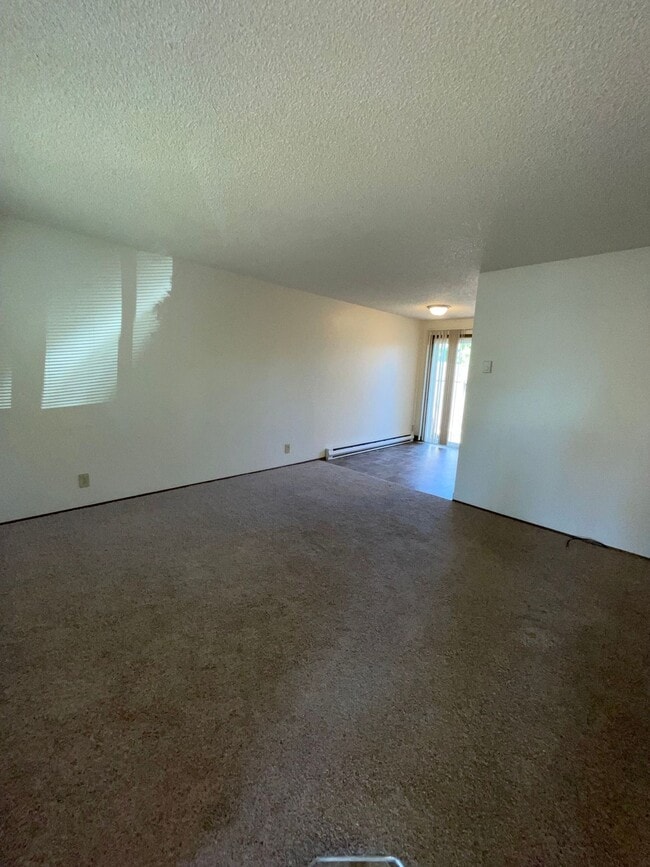 Building Photo - 2-bedroom Single Level Apartment