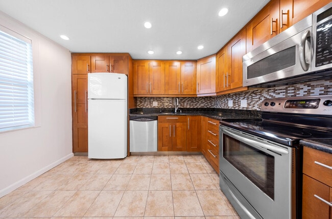 Building Photo - 575 Oaks Ln