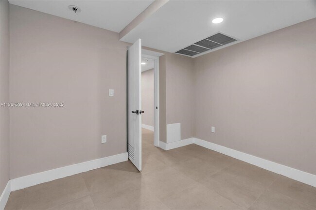 Building Photo - 5255 Collins Ave