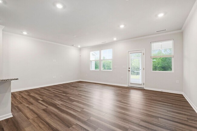 Building Photo - Bright & Beautiful! Modern 3-Bedroom Townh...